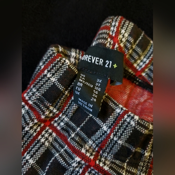 Plus Size Plaid Leggings - Picture 2 of 3